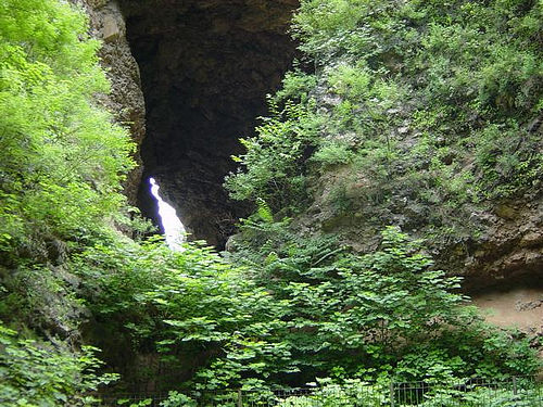 Zhoukoudian_Caves_July2004