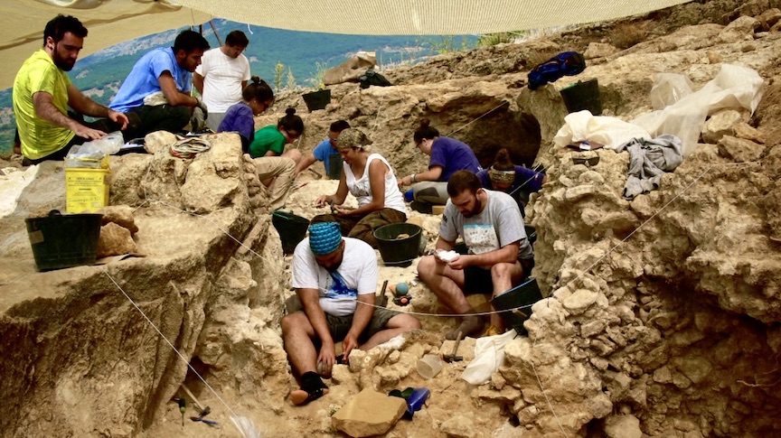 The Neanderthal Bone Collectors of Cueva Des-Cubierta