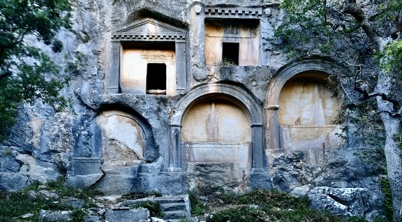 A Tale of Loyalty Carved in Stone: The Dog Stephanos and the Tears of Rhodope